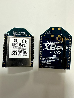 Vue du module sans fil XBee Pro S2C avec antenne intégrée, monté sur fond neutre
